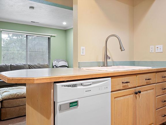 5th image of 1541 N Riverside Ave #18