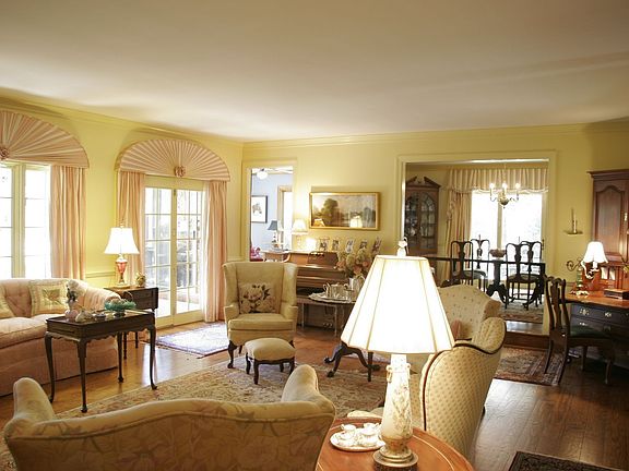 4th image of 417 Fairfax Way
