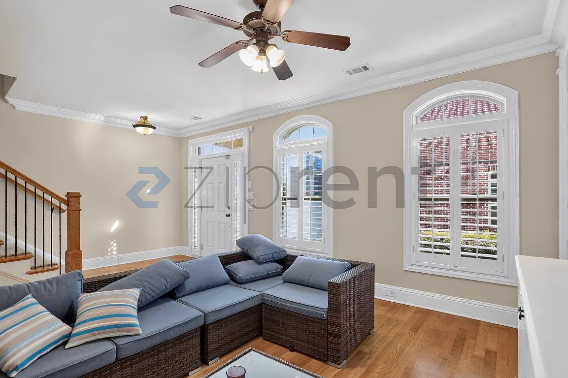 3 bed, 2.5 bath, 2112 sqft, $2,900 — Photo 4
