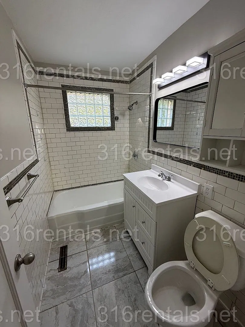 $1045 **Coming Soon** - 3 Bed 1 Bath - Single Family Home — Photo 4