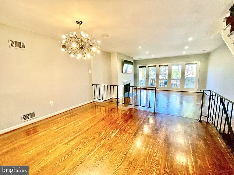 1228 C St SE — Photo 4