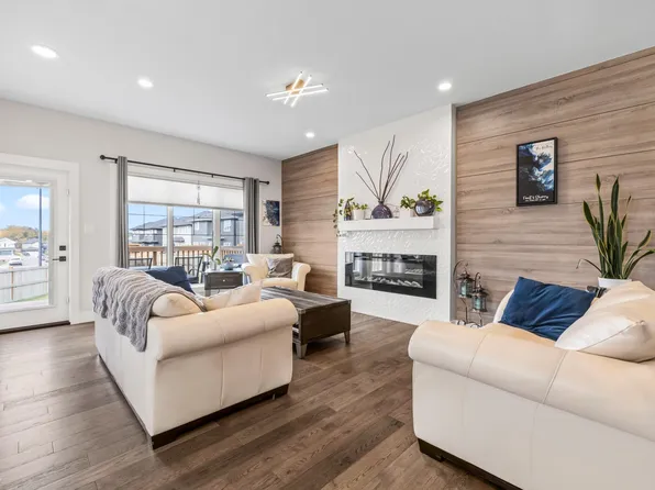 568 Merlin Lndg NW, Edmonton, AB T5S 0L9