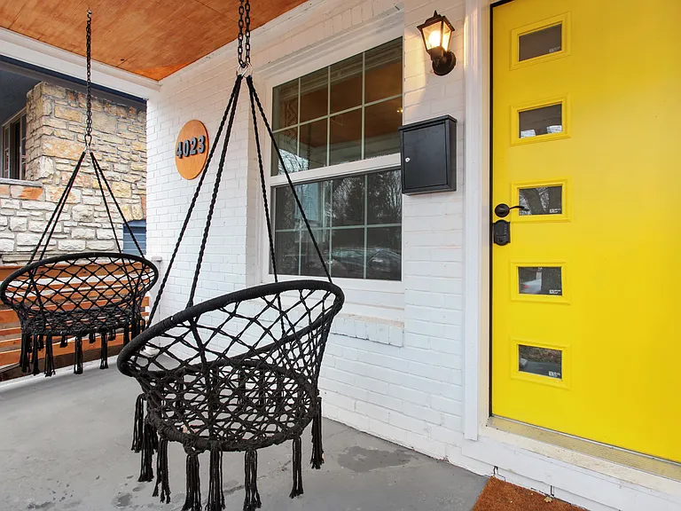 4023 Charlotte St — Photo 4