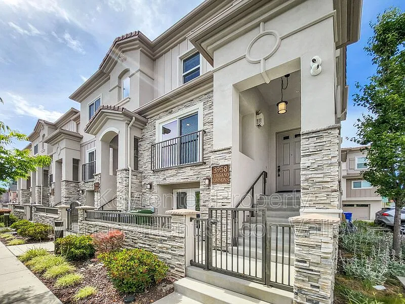 3 bed, 4.0 bath, 1771 sqft, $4,200 — Photo 3