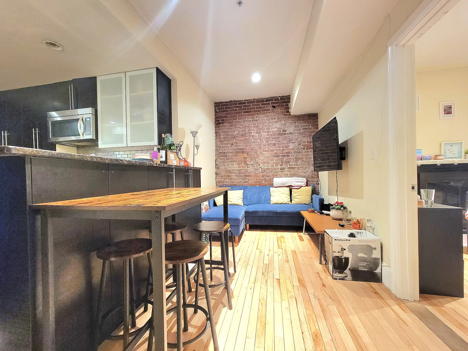 3 bed, 1200 sqft, $6,200 — Photo 2