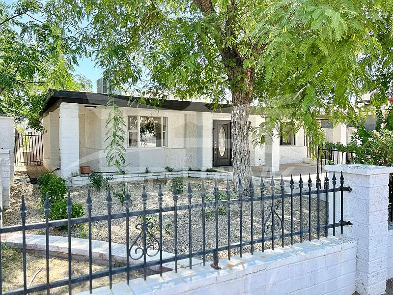 5 bed, 2.0 bath, 2052 sqft, $2,495 — Photo 3