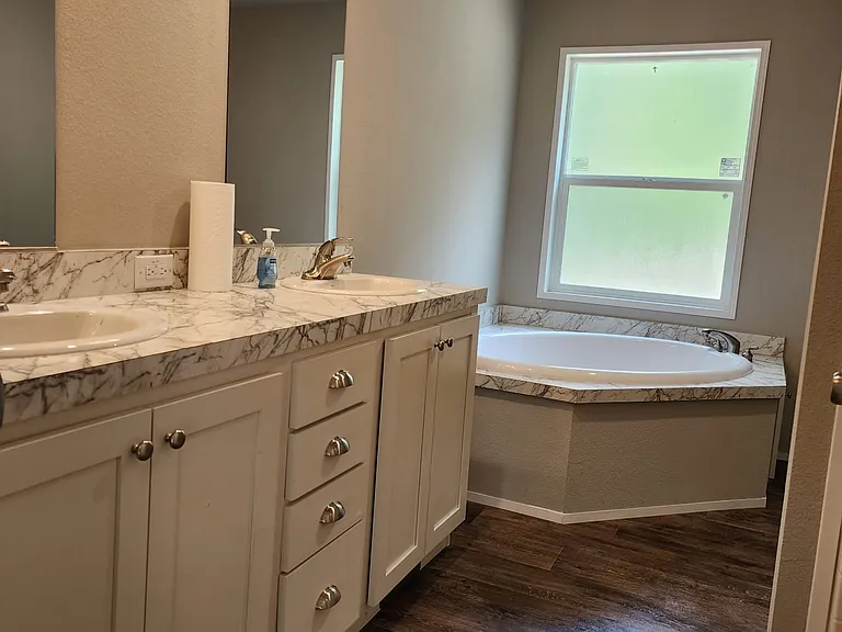 1270 E Lakeshore Dr W — Photo 14
