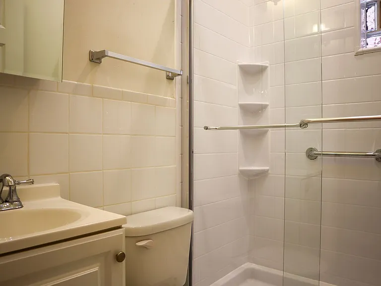905 S Claremont Ave — Photo 16
