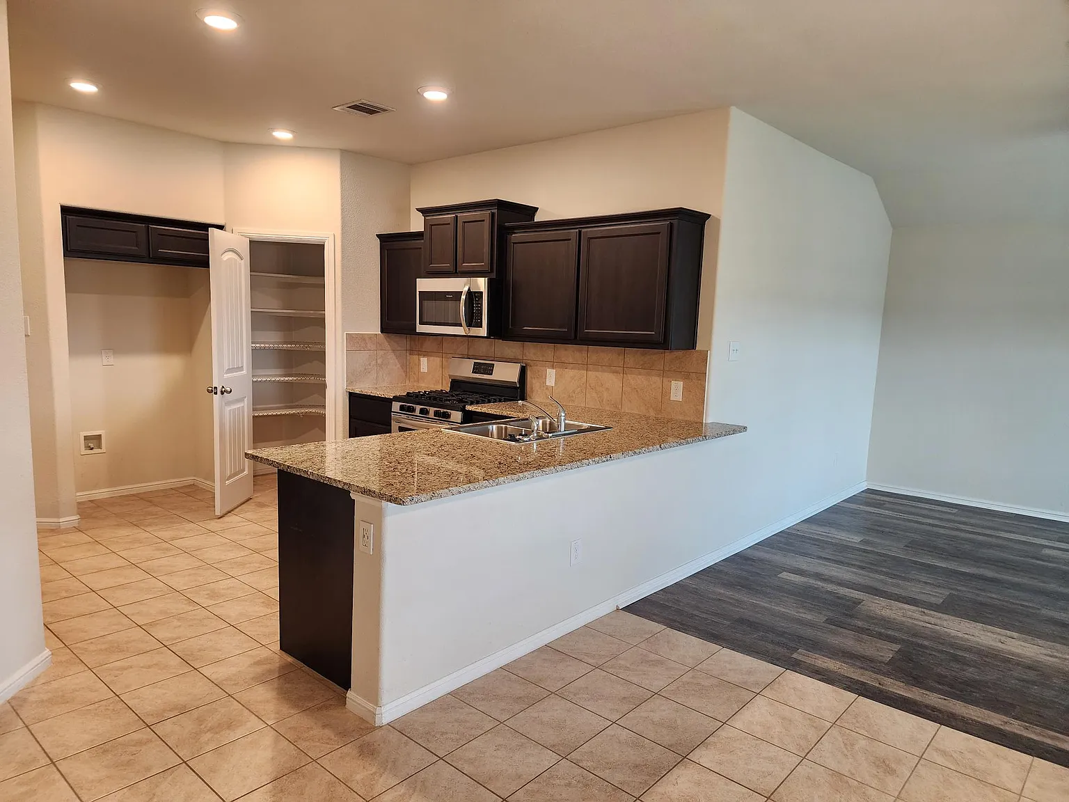 4 bed, 1822 sqft, $2,399 — Photo 4