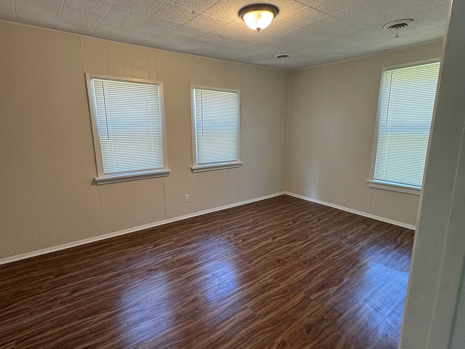 3 bed, 1024 sqft, $1,650 — Photo 2