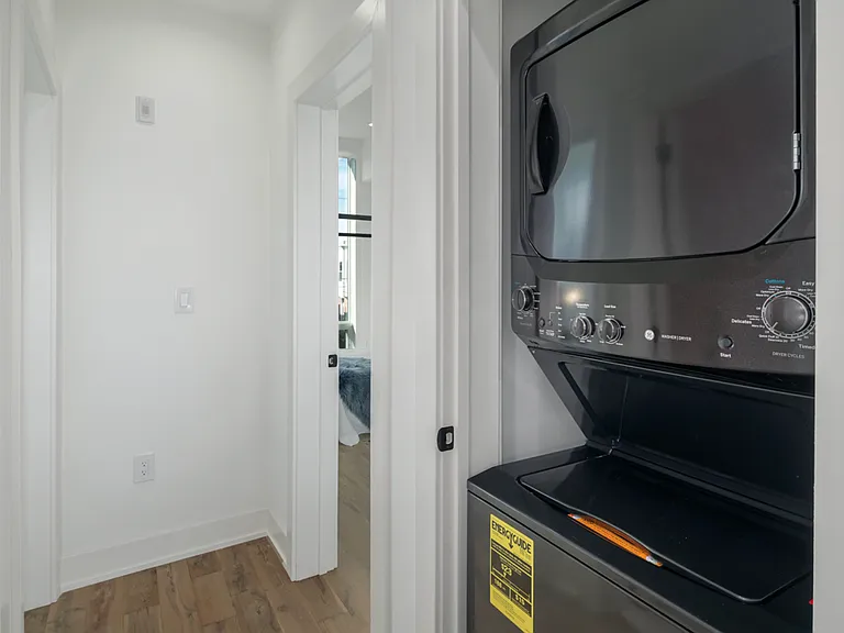 Stunning Apartment on Snyder Ave — Photo 5