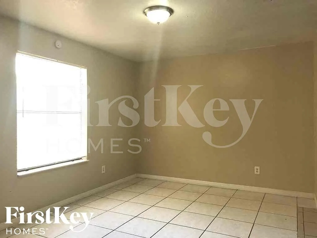 3 bed, 2.0 bath, 1485 sqft, $2,045 — Photo 2