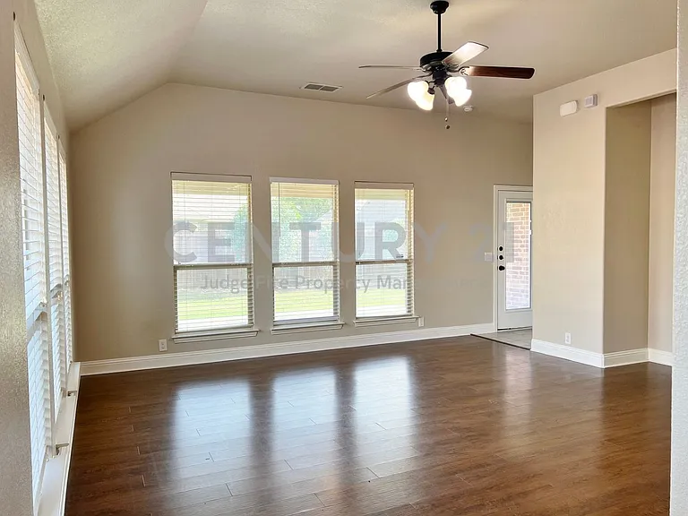 6613 Meadow Glen Dr — Photo 9