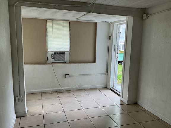 5th image of 2529 Tanglewood St APT 3