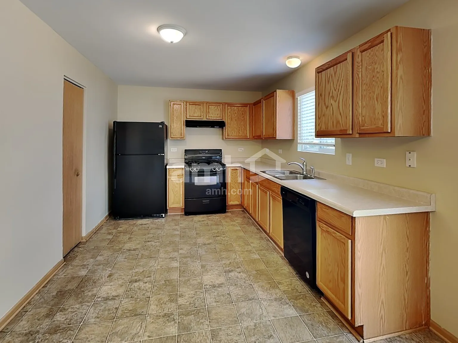 3 bed, 2.5 bath, 2460 sqft, $3,425 — Photo 3