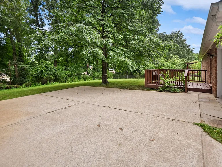 220 Marshall Dr — Photo 15