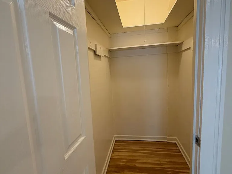 Imperial Arms Apartments — Photo 15