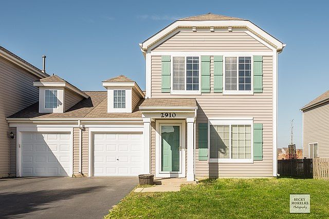 Spacious 1/2 Duplex with 2 car tandem garage
