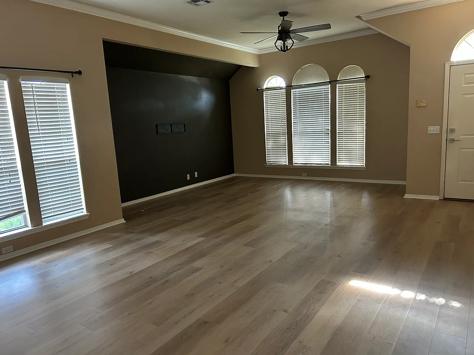 3 bed, 2083 sqft, $2,200 — Photo 4