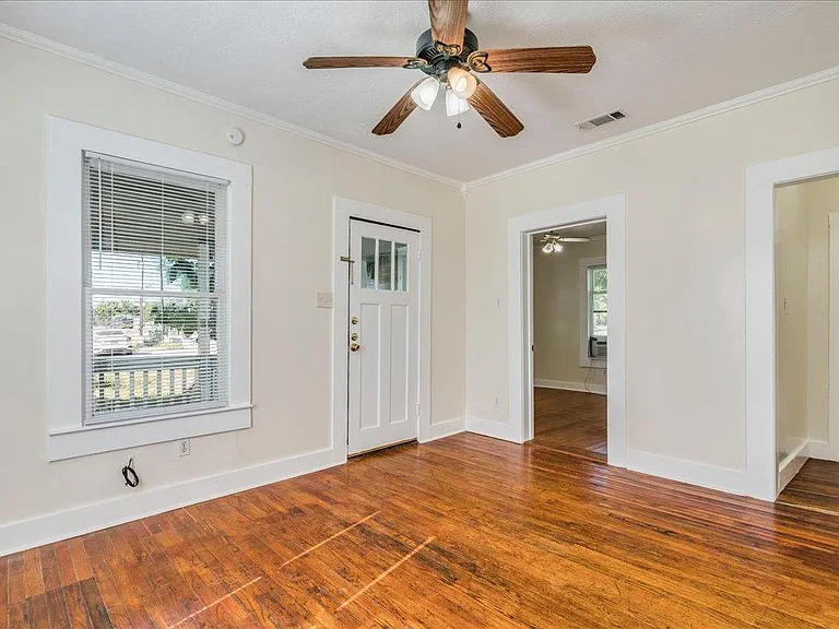 208 W Lockhart St — Photo 6