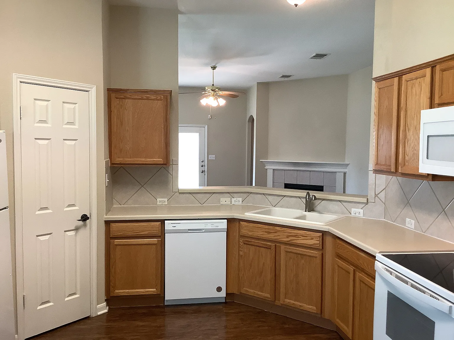 4 bed, 2.0 bath, 1959 sqft, $2,075 — Photo 3