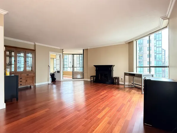 738 Broughton St #1002, Vancouver, BC V6G 3A7