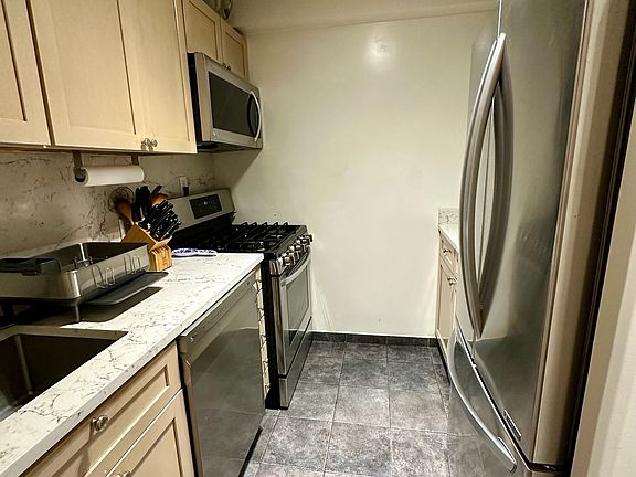 5th image of 170 W 23rd St APT 6H