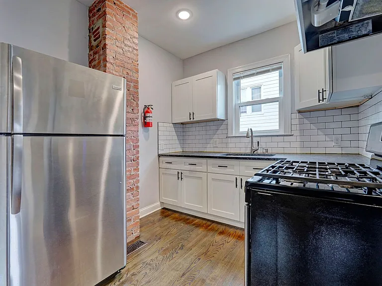 120 Center St — Photo 10
