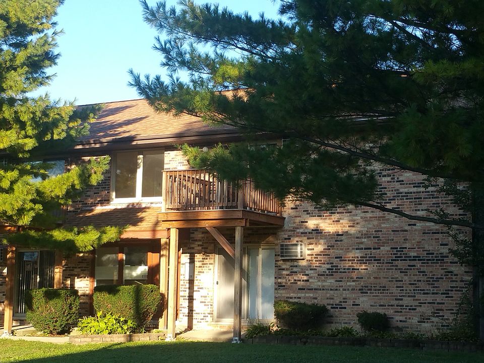 Front of Building (Unit is on first floor.)