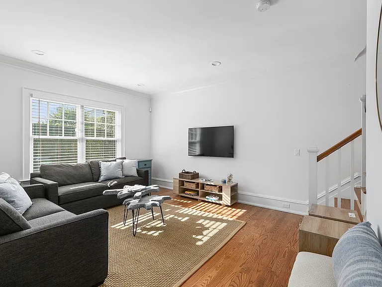 20 Pleasant Ln — Photo 2