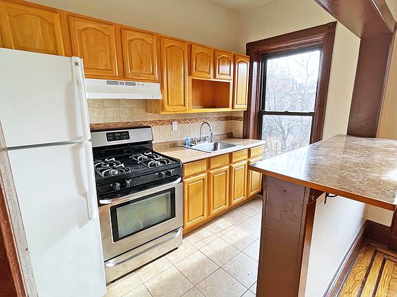 4th image of 218 Jefferson Ave #3