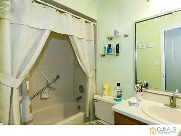 88 Gate House Ln, Edison, NJ 08820