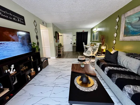 209 W Miracle Strip Pkwy APT D204, Mary Esther, FL 32569