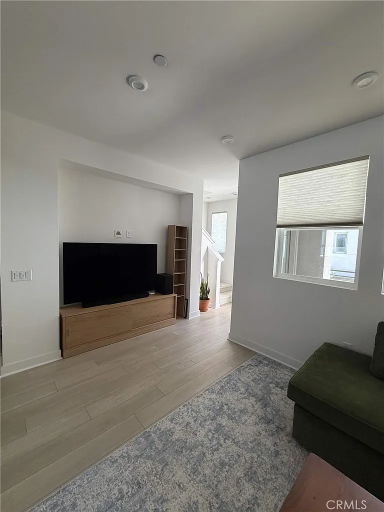 3 bed, 2.5 bath, 1554 sqft, $4,200 — Photo 3