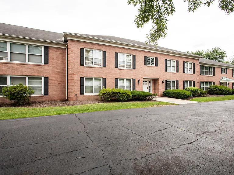 Presidential Apartments and Townhomes — Photo 5