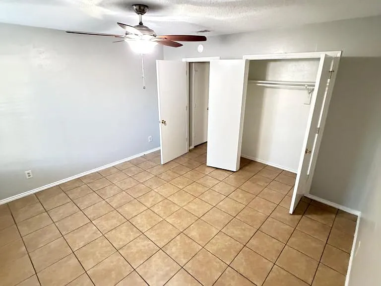 2640 Glenmore Dr — Photo 9