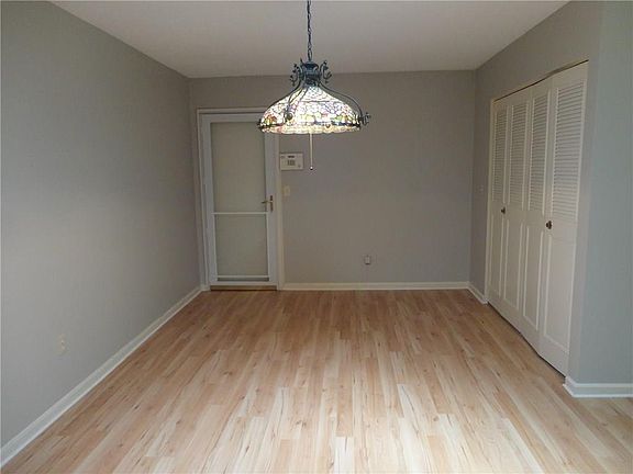 4th image of 211 Duxbury Ct