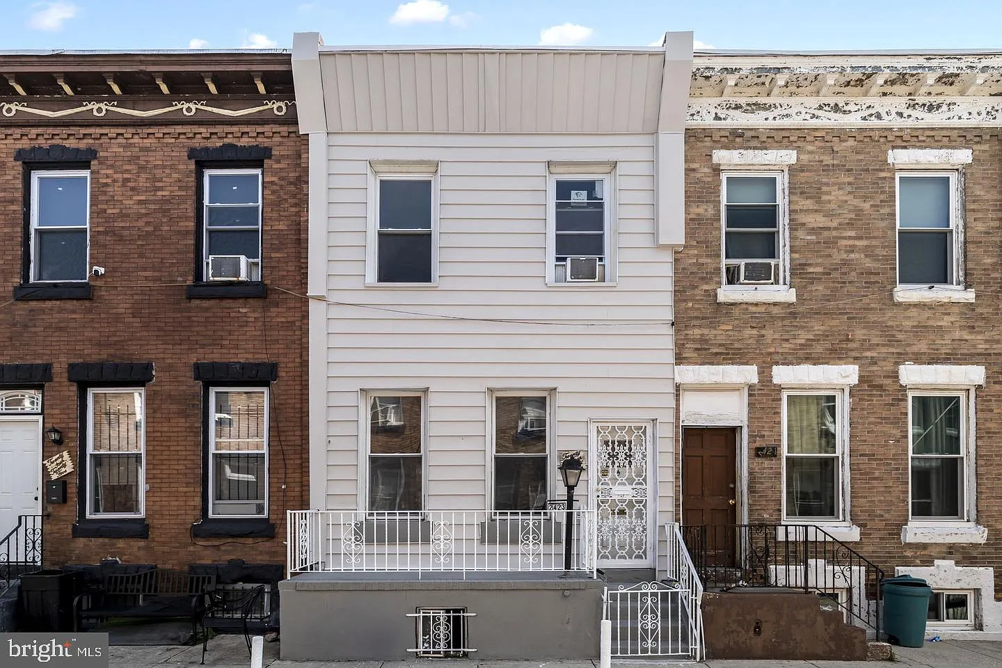 3 bed, 1.0 bath, 1086 sqft, $1,600 — Photo 2