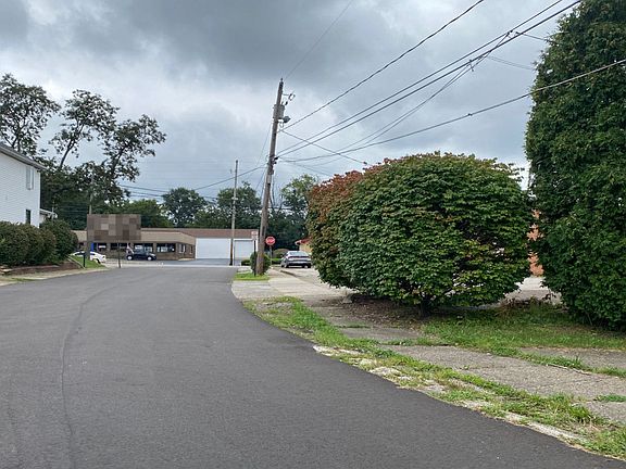 5th image of 2574 Woodmere Ave