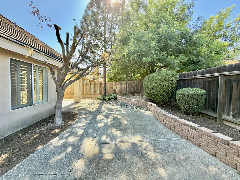 1780 E Pryor Dr — Photo 9