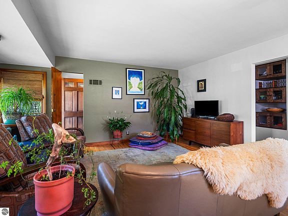 4th image of 535 W 12th St