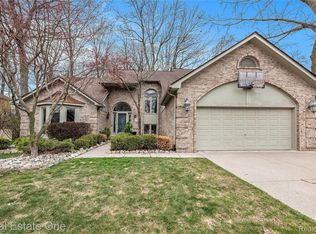 8616 Deanna Ln, Shelby Township, MI 48317