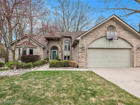 8616 Deanna Ln, Shelby Township, MI 48317