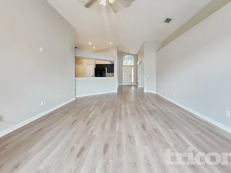 31333 Heatherstone Dr — Photo 2