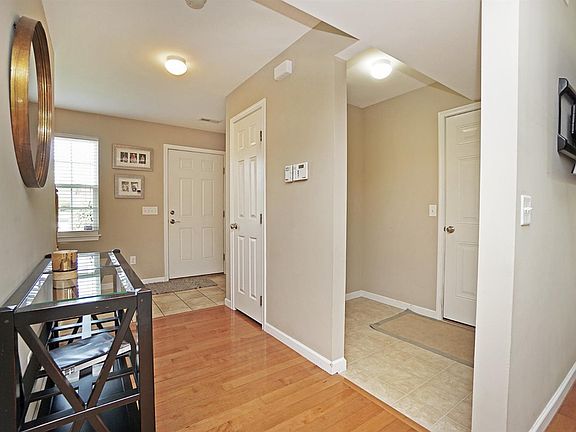 4th image of 375 Derby Ct