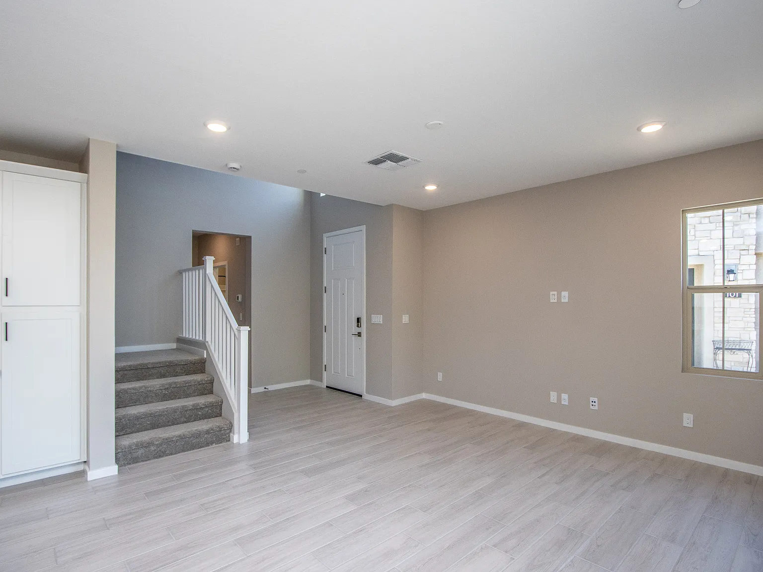 Gated Community 4 beds 3 baths Layton Lakes Area — Photo 4