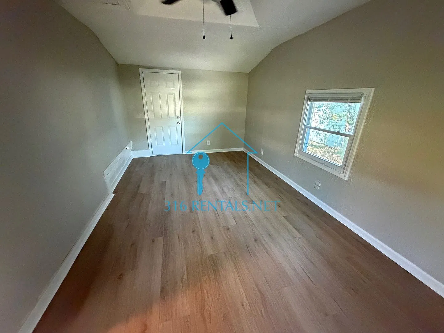$1075 - 3 bed 1 bath - Single Family Home — Photo 3