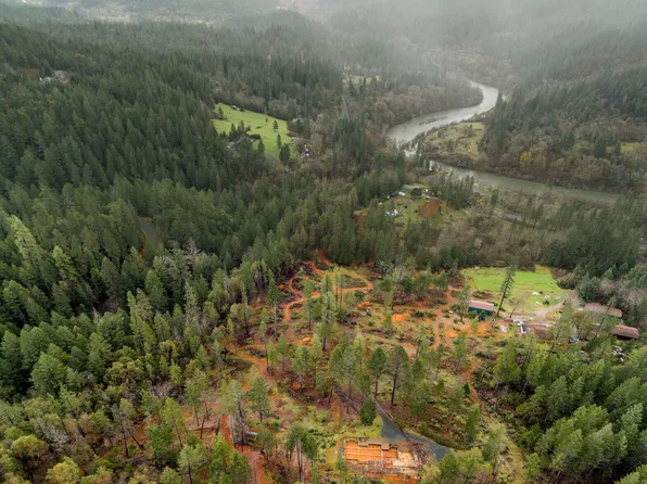 200 Hog Creek Rd, Merlin, OR 97532