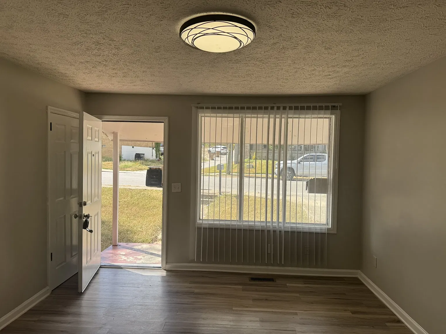 3 bed, 1250 sqft, $2,100 — Photo 2