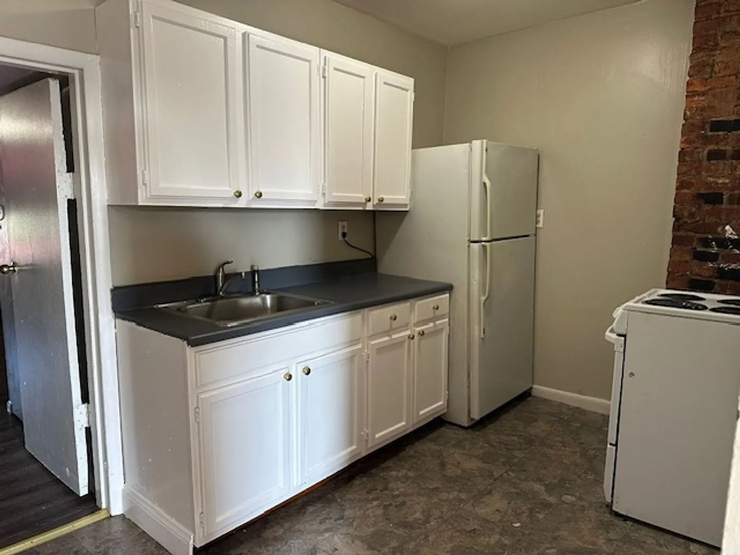 Located in Carlisle, PA, This 2-Bedroom, 1-Bath 3rd Floor Apartment Offers Straightforward, Comfo... — Photo 4